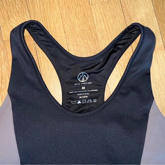 Very cute workout set! Top has cups and is supportive! Shorts have pockets. - Picture 3 of 8